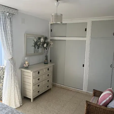 Large Three Bedroom Panoramic Sea Views 埃斯特波纳
